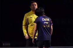 瓦朗谢纳在比赛中击败伊斯特雷斯