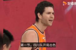 泰山场边指挥情绪激动，波尔图队员怒摔水瓶的简单介绍