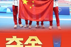 游泳男子接力赛场刺激，选手象征团结
