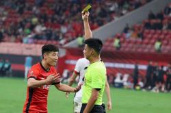 赛场上球员们拼尽全力，赛后掌声不断