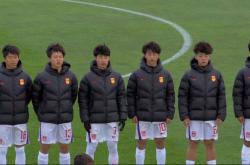 包含喀麦隆队豪取胜利，晋级国际足球赛四强的词条