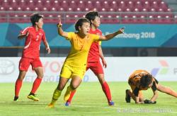 女足赛事竞争激烈，赛场火爆