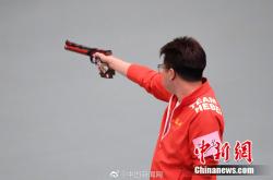 荷兰射击名将勇夺冠军，气吞山河