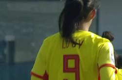 顶级女足选手在比赛中展现高超射门实力