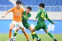 包含国安传射建功，莱比锡新星横空出世，场边球探频频记笔记的词条