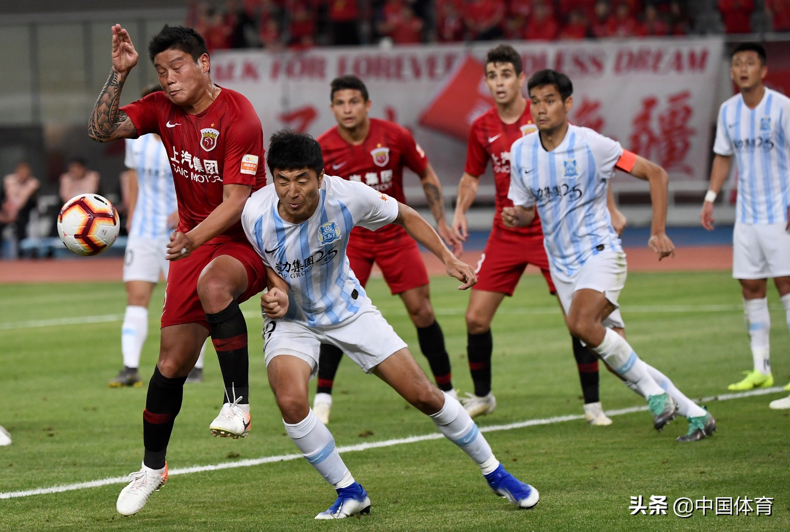 包含关键对决：上港与广州富力争夺胜利的词条