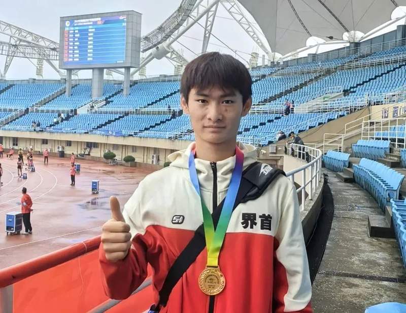 喜讯传来！冠军破纪录轻松捧奖杯的简单介绍