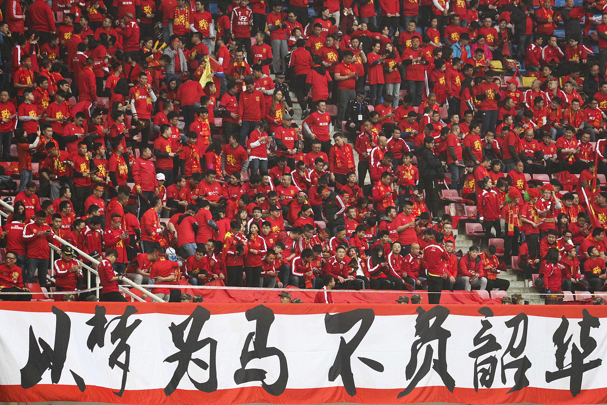 紧张激烈，足球强队争胜之战
