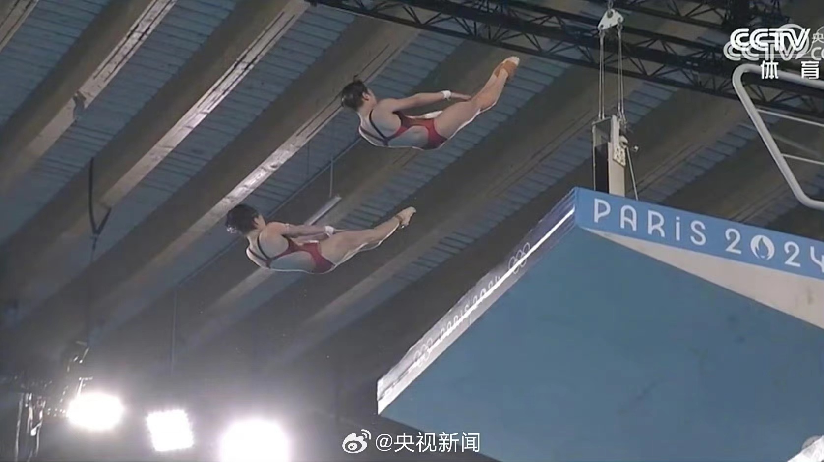 跳水选手飞天入水，勇夺金牌