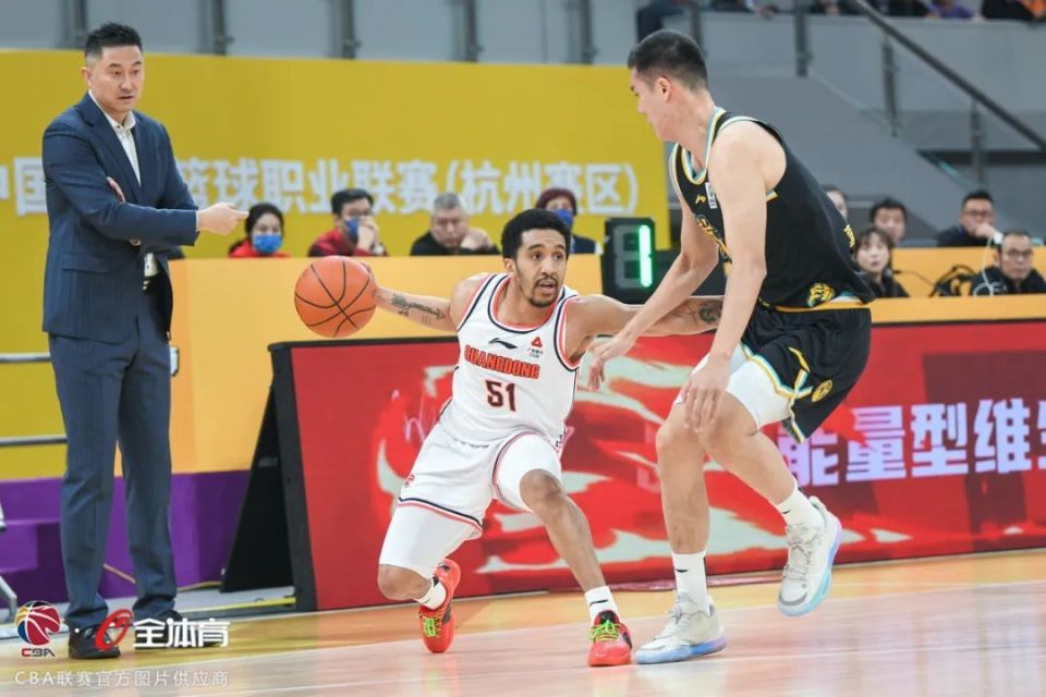 广东球队在客场逆袭，收获关键胜利的简单介绍