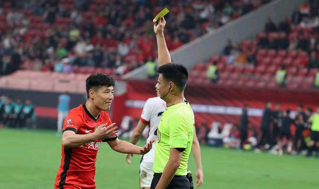 赛场上球员们拼尽全力，赛后掌声不断