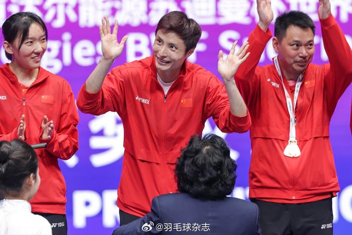 包含国内球队勇气昂扬，争夺冠军热情高涨的词条