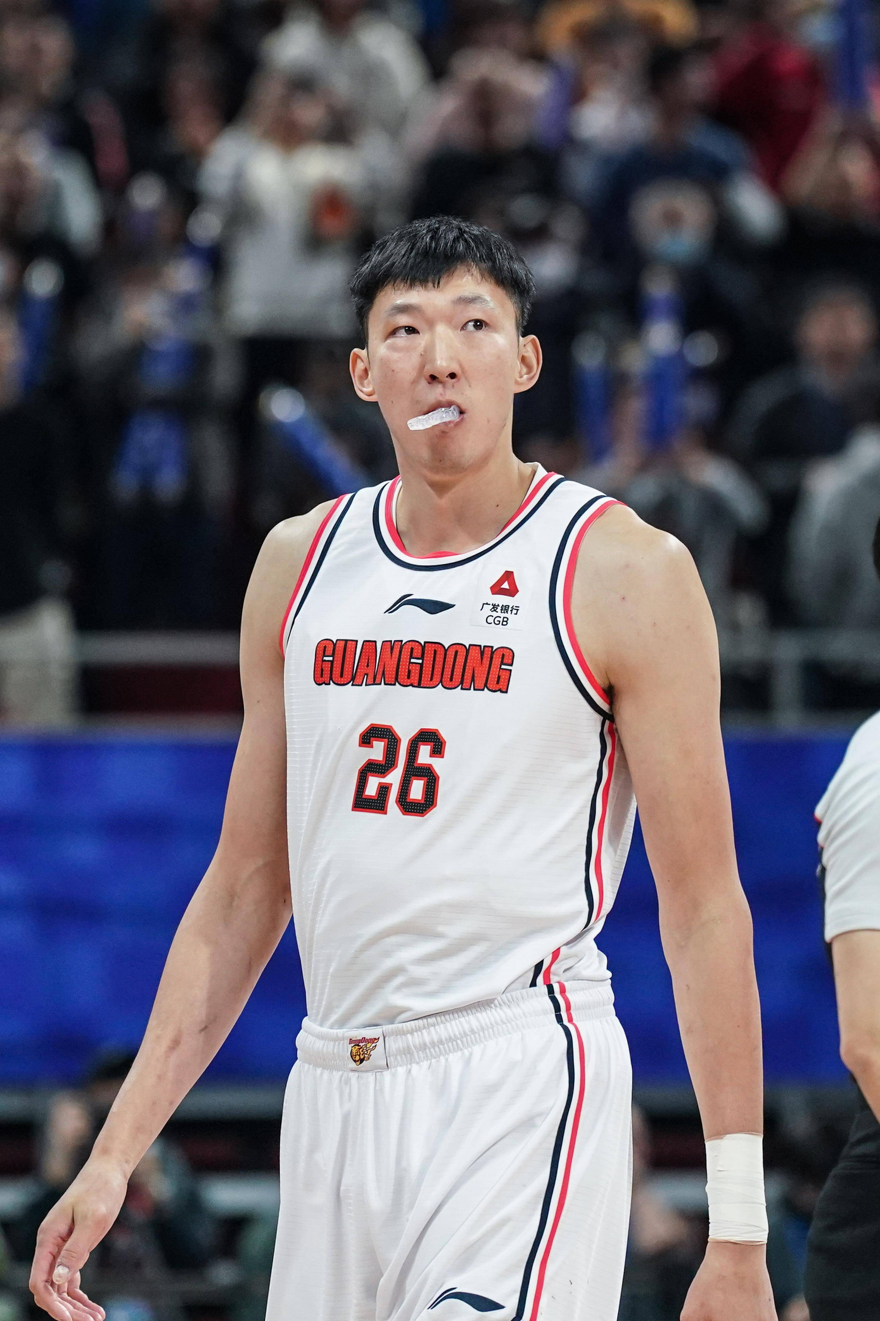 NBA球员周琦加盟国内篮球联赛，引发球迷热议