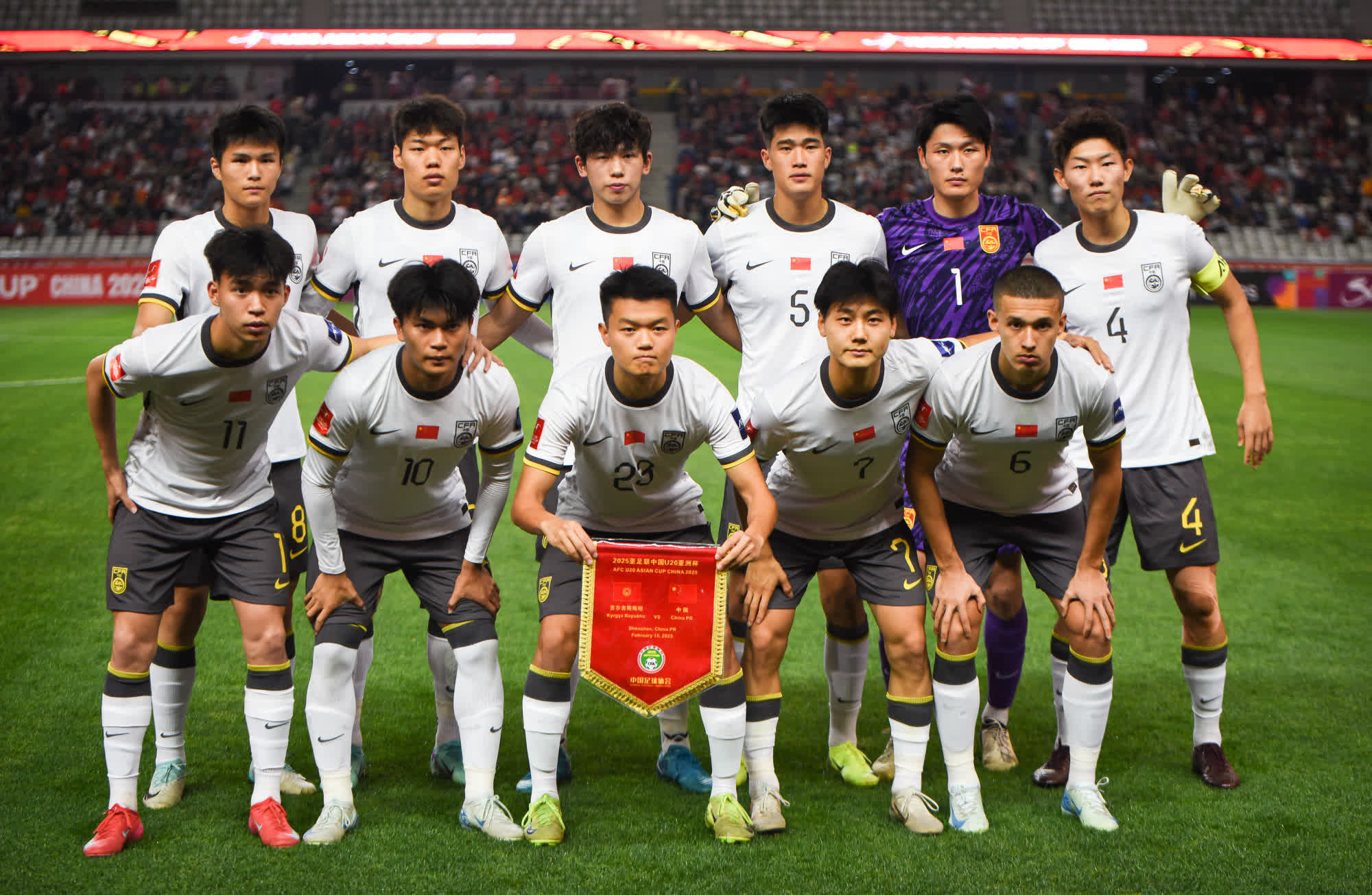 包含中国足球比赛冠军争夺战白热化的词条