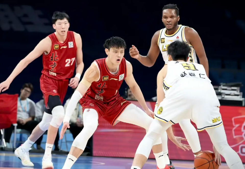 国内联赛竞争激烈，各队实力拼杀的简单介绍
