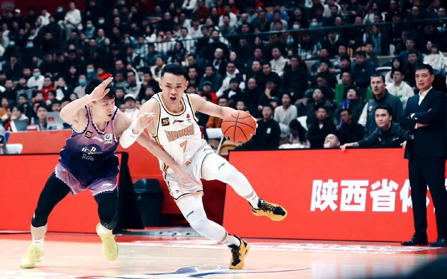 职业篮球联赛球队努力冲击前列