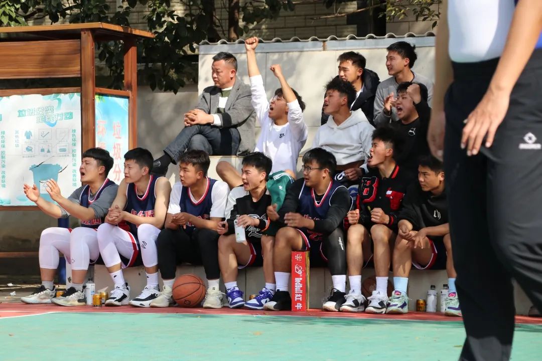 观赛热潮不减，球场氛围热火朝天