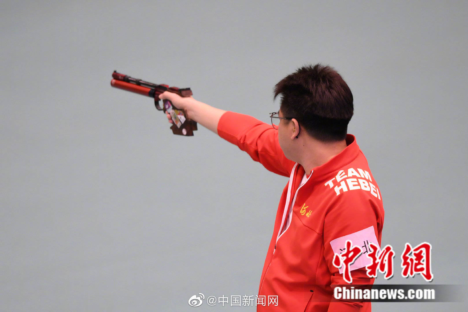 荷兰射击名将勇夺冠军，气吞山河