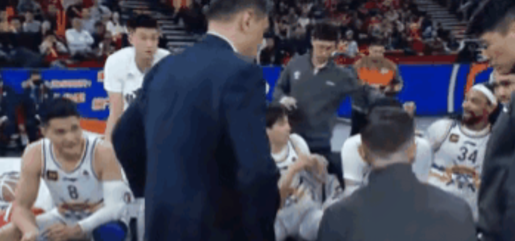 关于切尔西场边指挥情绪激动，哈兰德队员怒摔水瓶的信息